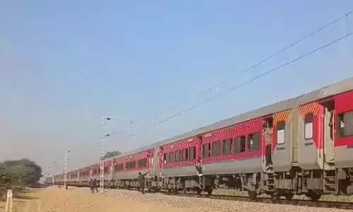 चलती ट्रेन में लगी आग, किसी के हताहत होने की खबर नहीं चलती ट्रेन में लगी आग, किसी के हताहत होने की खबर नहीं
