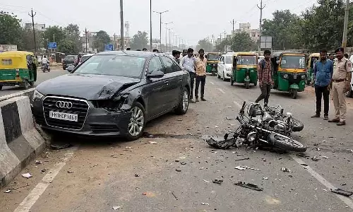 Rewa : शादी के कार्ड बांटने जा रहे पिता-पुत्र समेत तीन लोगों की ऑडी और मोटरसाइकिल की टक्कर में मौत
