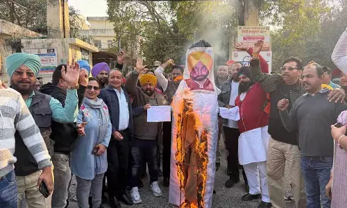 कांग्रेस का विरोध प्रदर्शन, Punjab स्वास्थ्य बीमा योजना को राजनीतिक स्टंट बताया कांग्रेस का विरोध प्रदर्शन, Punjab स्वास्थ्य बीमा योजना को राजनीतिक स्टंट बताया
