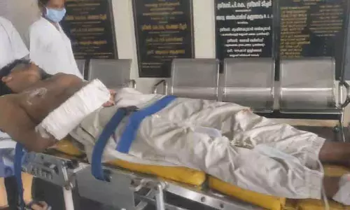 Kerala : एक व्यक्ति डेकोरेटिव लैंप लगाते समय शॉक लगने से घायल हो गया Kerala : एक व्यक्ति डेकोरेटिव लैंप लगाते समय शॉक लगने से घायल हो गया