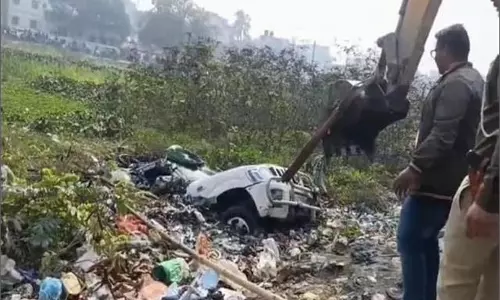 Bihar: तालाब में गिरी परीक्षार्थियों से भरी स्कॉर्पियो, मच गई चीख-पुकार Bihar: तालाब में गिरी परीक्षार्थियों से भरी स्कॉर्पियो, मच गई चीख-पुकार