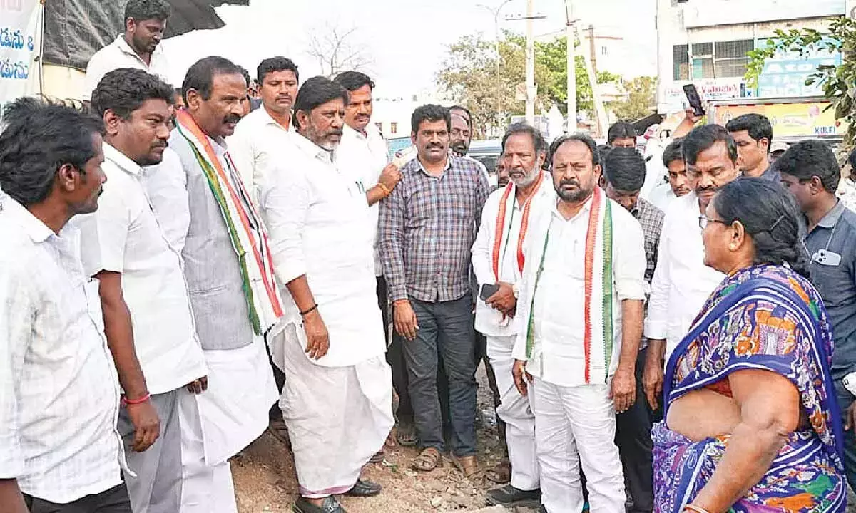 Telangana: भट्टी ने विस्थापित दुकानदारों के पुनर्वास का आश्वासन दिया Telangana: भट्टी ने विस्थापित दुकानदारों के पुनर्वास का आश्वासन दिया