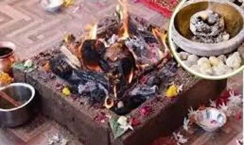 Puja Rules at Home: क्या आप भी पूजा की राख कूड़ेदान में डाल देते हैं? जानें क्या हैं इसके सही नियम Puja Rules at Home: क्या आप भी पूजा की राख कूड़ेदान में डाल देते हैं? जानें क्या हैं इसके सही नियम
