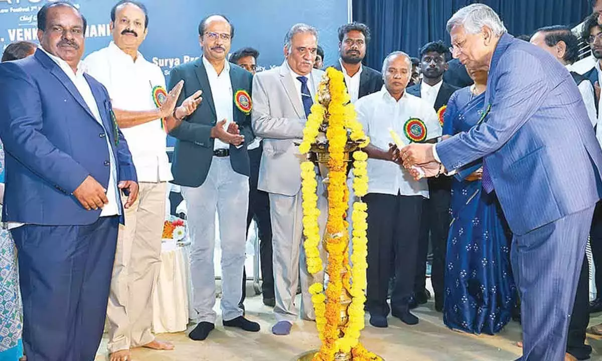 यूनिवर्सिटीज़ को सोशल लैबोरेटरी होना चाहिए: अटॉर्नी जनरल यूनिवर्सिटीज़ को सोशल लैबोरेटरी होना चाहिए: अटॉर्नी जनरल