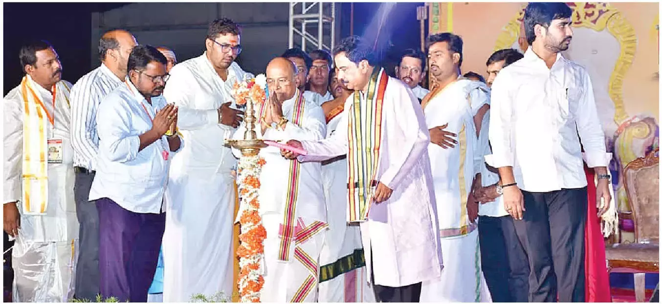 MLA अमिलिनेनी ने गरिकापति को सम्मानित किया MLA अमिलिनेनी ने गरिकापति को सम्मानित किया