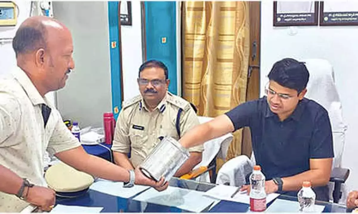 Andhra: गुंटकल बार लाइसेंस लॉटरी निकाली गई Andhra: गुंटकल बार लाइसेंस लॉटरी निकाली गई