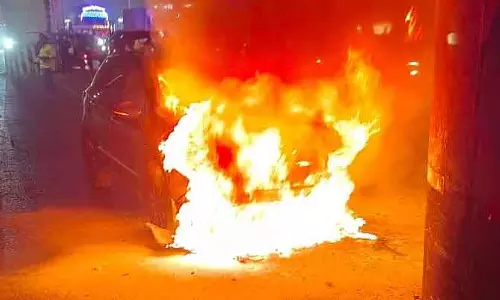 Pune के वेधशाला चौक पर कार में लगी आग, बड़ा हादसा टला