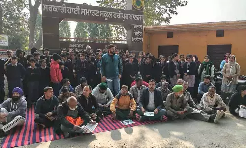 Jalandhar: शिक्षकों की कमी को लेकर माता-पिता, पंचायत ने सरकारी स्कूल में ताला लगा दिया Jalandhar: शिक्षकों की कमी को लेकर माता-पिता, पंचायत ने सरकारी स्कूल में ताला लगा दिया