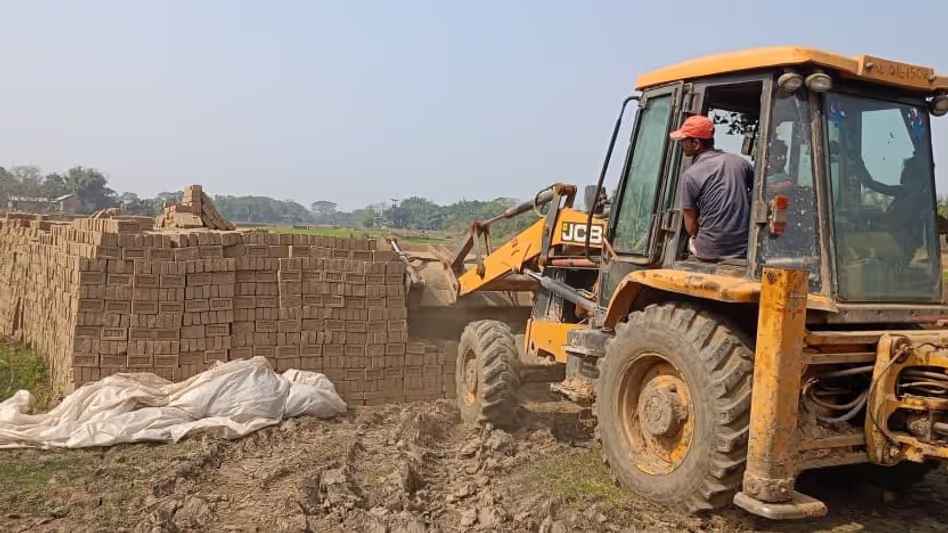 Assam के छायगांव राजस्व सर्कल में अवैध ईंट भट्टों को गिराया गया Assam के छायगांव राजस्व सर्कल में अवैध ईंट भट्टों को गिराया गया
