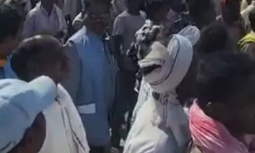लड़कियां गायब होने पर पुलिस ने नहीं लिखी मिसिंग रिपोर्ट, सड़क में आदिवासी समाज का उग्र प्रदर्शन लड़कियां गायब होने पर पुलिस ने नहीं लिखी मिसिंग रिपोर्ट, सड़क में आदिवासी समाज का उग्र प्रदर्शन