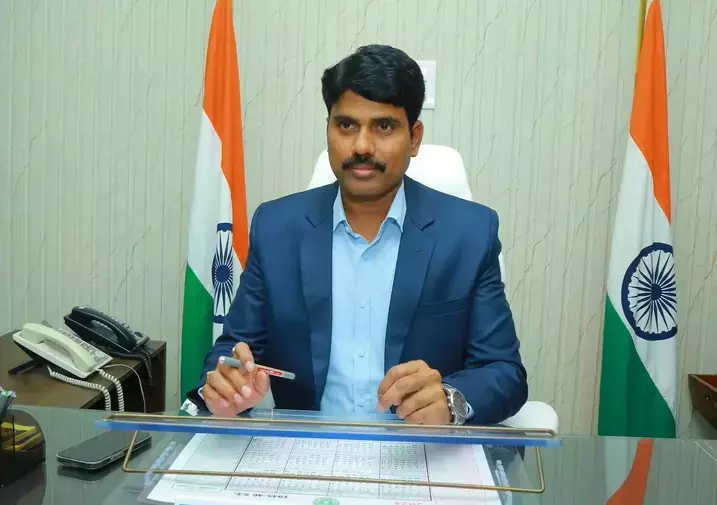 बेटे द्वारा पंचायत office में तोड़फोड़ करने के बाद मोकिला थंडा के सरपंच को 6 महीने के लिए बेटे द्वारा पंचायत office में तोड़फोड़ करने के बाद मोकिला थंडा के सरपंच को 6 महीने के लिए