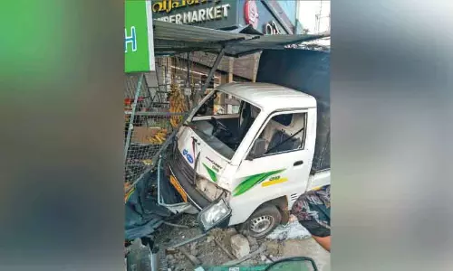 Kerala : दूध का ट्रक सुपरमार्केट से टकरा गया Kerala : दूध का ट्रक सुपरमार्केट से टकरा गया