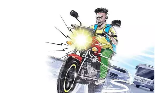 एलिवेटेड रोड पर स्कूटर चला रहे बच्चे; Police ने जांच तेज की