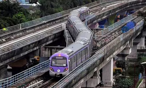Kolkata मेट्रो की ब्लू लाइन पर सेवाएं बाधित हुई, क्योंकि एक यात्री ट्रेन के आगे कूद गया Kolkata मेट्रो की ब्लू लाइन पर सेवाएं बाधित हुई, क्योंकि एक यात्री ट्रेन के आगे कूद गया