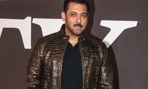 Salman Khan हाल ही में एक इवेंट में 62 लाख रुपये की जैकेट पहनकर बाहर निकले