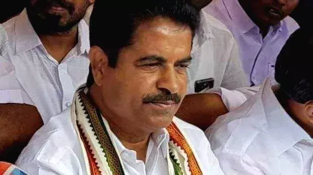 Kerala: सबरीमाला सोने की चोरी मामले में अडूर प्रकाश ने दिया स्पष्टीकरण Kerala: सबरीमाला सोने की चोरी मामले में अडूर प्रकाश ने दिया स्पष्टीकरण