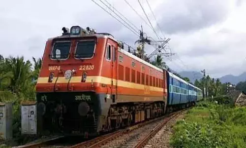 Rajasthan में चल रही एक एक्सप्रेस ट्रेन में अचानक आग लग गई Rajasthan में चल रही एक एक्सप्रेस ट्रेन में अचानक आग लग गई