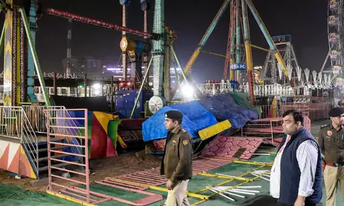 झूला हादसा: गई थी इंस्पेक्टर की जान, झूला लगाने वाली कंपनी के मालिक समेत 2 पर कसा शिकंजा झूला हादसा: गई थी इंस्पेक्टर की जान, झूला लगाने वाली कंपनी के मालिक समेत 2 पर कसा शिकंजा