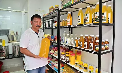 Market एनालिसिस: नारियल तेल ₹600 प्रति किलो हुआ, मछली महंगी हुई Market एनालिसिस: नारियल तेल ₹600 प्रति किलो हुआ, मछली महंगी हुई