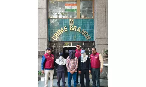 Delhi क्राइम ब्रांच ने हाई-प्रोफाइल साइबर धोखाधड़ी रैकेट का भंडाफोड़ किया, तीन गिरफ्तार Delhi क्राइम ब्रांच ने हाई-प्रोफाइल साइबर धोखाधड़ी रैकेट का भंडाफोड़ किया, तीन गिरफ्तार