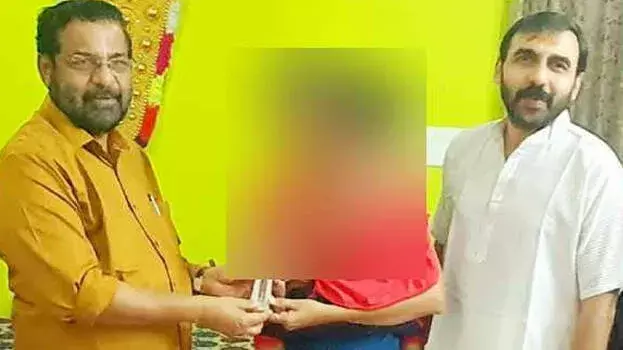 Kerala: नई तस्वीर से बढ़ी कडकम्पल्ली सुरेंद्रन की मुश्किलें, पोट्टी का जुड़ाव उजागर Kerala: नई तस्वीर से बढ़ी कडकम्पल्ली सुरेंद्रन की मुश्किलें, पोट्टी का जुड़ाव उजागर