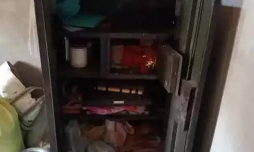 2 लाख कैश और जेवरात चोरी, बाइक भी उड़ा ले गया चोर
