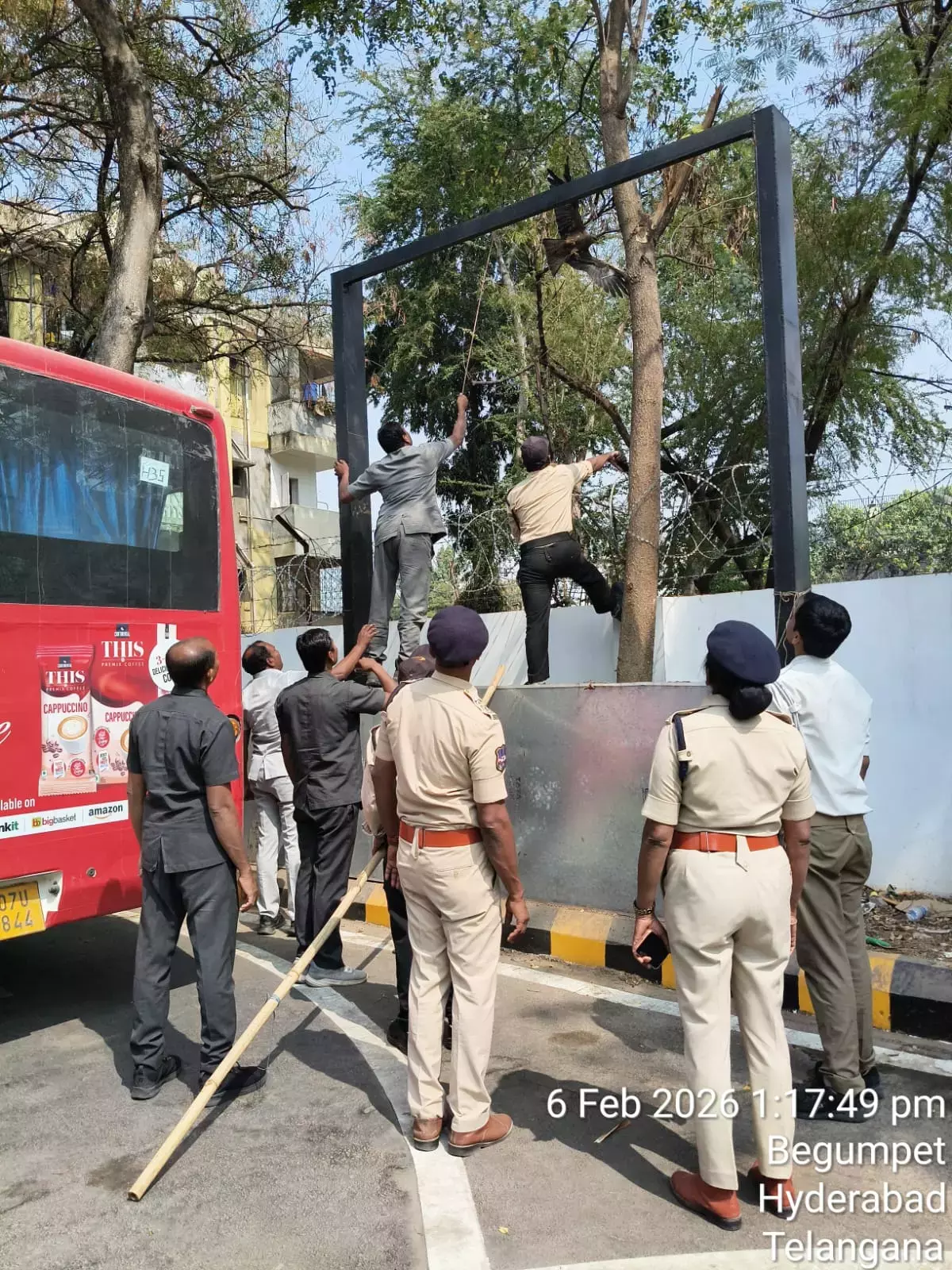 ट्रैफिक police और फायरमैन ने बैन किए गए मांझे में फंसे पक्षियों को बचाया ट्रैफिक police और फायरमैन ने बैन किए गए मांझे में फंसे पक्षियों को बचाया