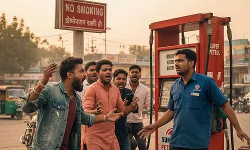 Jabalpur : पेट्रोल पंप पर सिगरेट पीने को लेकर हुए झगड़े के बाद नशे में धुत लोगों ने चाकू से पेट्रोल पंप कर्मचारी पर हमला किया Jabalpur : पेट्रोल पंप पर सिगरेट पीने को लेकर हुए झगड़े के बाद नशे में धुत लोगों ने चाकू से पेट्रोल पंप कर्मचारी पर हमला किया