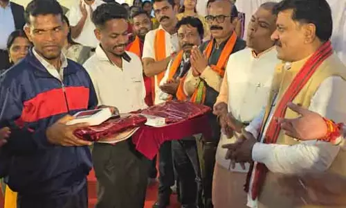 गृहमंत्री विजय शर्मा ने सरेंडर नक्सलियों को स्मार्टफोन बांटे गृहमंत्री विजय शर्मा ने सरेंडर नक्सलियों को स्मार्टफोन बांटे