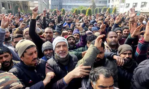 SMC कर्मचारियों ने वेतन न मिलने पर विरोध प्रदर्शन किया