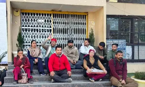CITU, SFI ने यूनिवर्सिटी कैंपस से वेंडरों को हटाने का विरोध किया CITU, SFI ने यूनिवर्सिटी कैंपस से वेंडरों को हटाने का विरोध किया