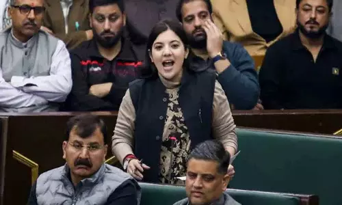 देवयानी राणा ने J&K बजट की आलोचना की, उमर अब्दुल्ला के विधायकों ने तारीफ की देवयानी राणा ने J&K बजट की आलोचना की, उमर अब्दुल्ला के विधायकों ने तारीफ की