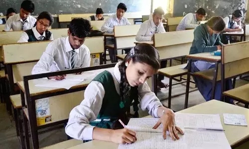 AP में 10वीं क्लास की पब्लिक परीक्षाओं में मामूली बदलाव AP में 10वीं क्लास की पब्लिक परीक्षाओं में मामूली बदलाव