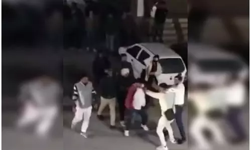 एक पत्नी, दो पति और बीच सड़क हाई-वोल्टेज ड्रामा! वीडियो हुआ वायरल
