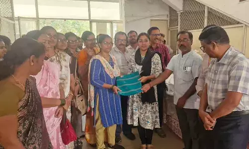Karwar : खादी के कपड़े खरीदने को लेकर सरकारी कर्मचारी उत्साहित है Karwar : खादी के कपड़े खरीदने को लेकर सरकारी कर्मचारी उत्साहित है