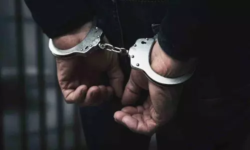 शादी में पुलिस से बचने के बाद महाराष्ट्र में UP का एक आदमी गिरफ्तार शादी में पुलिस से बचने के बाद महाराष्ट्र में UP का एक आदमी गिरफ्तार