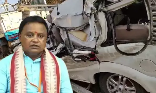 कार-ट्रक टक्कर से हड़कंप, सीएम माझी ने राहत राशि की घोषणा की कार-ट्रक टक्कर से हड़कंप, सीएम माझी ने राहत राशि की घोषणा की
