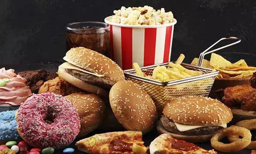 हार्वर्ड स्टडी: Junk food उतना ही हानिकारक है जितना कि धूम्रपान हार्वर्ड स्टडी: Junk food उतना ही हानिकारक है जितना कि धूम्रपान