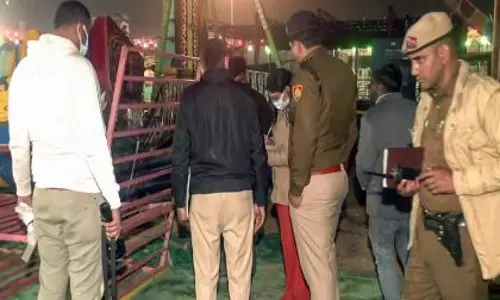सूरजकुंड मेले में हादसा: झूला गिरा, पुलिस ने FIR दर्ज कर दो लोगों को पकड़ा सूरजकुंड मेले में हादसा: झूला गिरा, पुलिस ने FIR दर्ज कर दो लोगों को पकड़ा