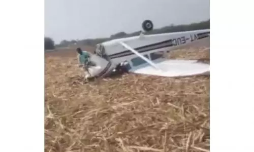 Karnataka: विजयपुरा जिले में रेडबर्ड प्राइवेट जेट की क्रैश लैंडिंग हुई Karnataka: विजयपुरा जिले में रेडबर्ड प्राइवेट जेट की क्रैश लैंडिंग हुई