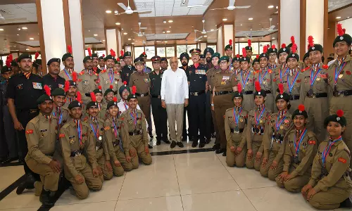गुजरात CM ने गणतंत्र दिवस परेड में NCC कैडेटों को सम्मानित किया