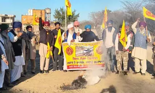 Amritsar: किसानों पर लाठीचार्ज के विरोध में प्रदर्शन हुए Amritsar: किसानों पर लाठीचार्ज के विरोध में प्रदर्शन हुए