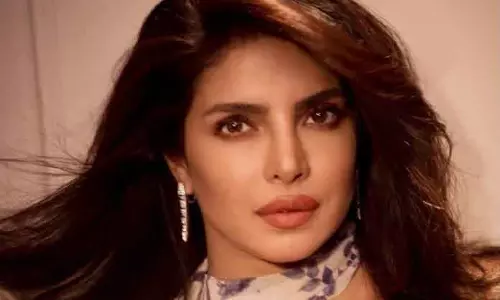 Priyanka Chopra ने हैदराबाद शूटिंग खत्म कर मस्का के साथ LA लौटी Priyanka Chopra ने हैदराबाद शूटिंग खत्म कर मस्का के साथ LA लौटी