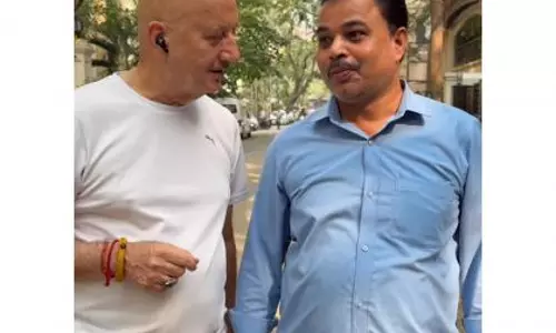 सिक्योरिटी गार्ड की ईमानदारी पर Anupam Kher ने जताया भरोसा सिक्योरिटी गार्ड की ईमानदारी पर Anupam Kher ने जताया भरोसा