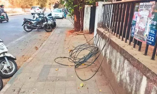 Pune: केबल नेटवर्क निवासियों के लिए खतरा बन रहे हैं, कंपनियां नियमों को नज़रअंदाज़ कर रही