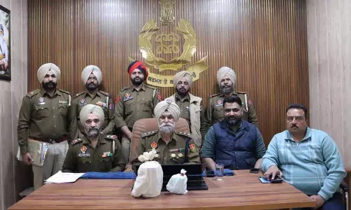 Amritsar: 817 ग्राम हेरोइन और ड्रग्स के पैसों के साथ दो तस्कर गिरफ्तार Amritsar: 817 ग्राम हेरोइन और ड्रग्स के पैसों के साथ दो तस्कर गिरफ्तार