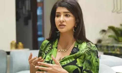 Manchu Lakshmi को चेन्नई होटल में कैमरा ले जाने पर परेशानी, वीडियो वायरल Manchu Lakshmi को चेन्नई होटल में कैमरा ले जाने पर परेशानी, वीडियो वायरल