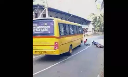Malappuram में बस सिर से कुछ इंच पहले रुकने से छात्र की जान बची Malappuram में बस सिर से कुछ इंच पहले रुकने से छात्र की जान बची