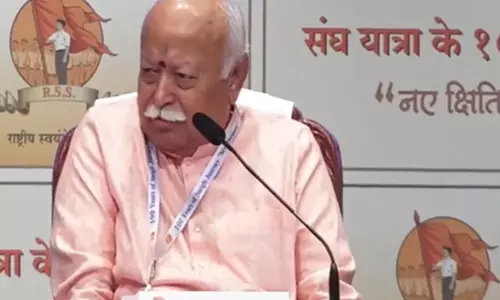 RSS प्रमुख मोहन भगवत का कहना है कि वीर सावरकर को भारत रत्न मिलने से इसकी प्रतिष्ठा बढ़ेगी