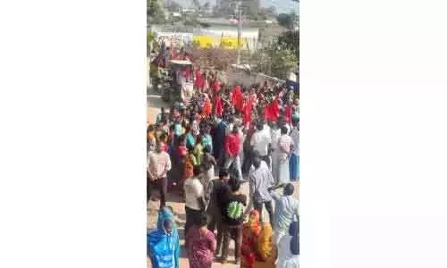 Gadchiroli एनकाउंटर में मारे गए माओवादी नेता का अंतिम संस्कार Gadchiroli एनकाउंटर में मारे गए माओवादी नेता का अंतिम संस्कार